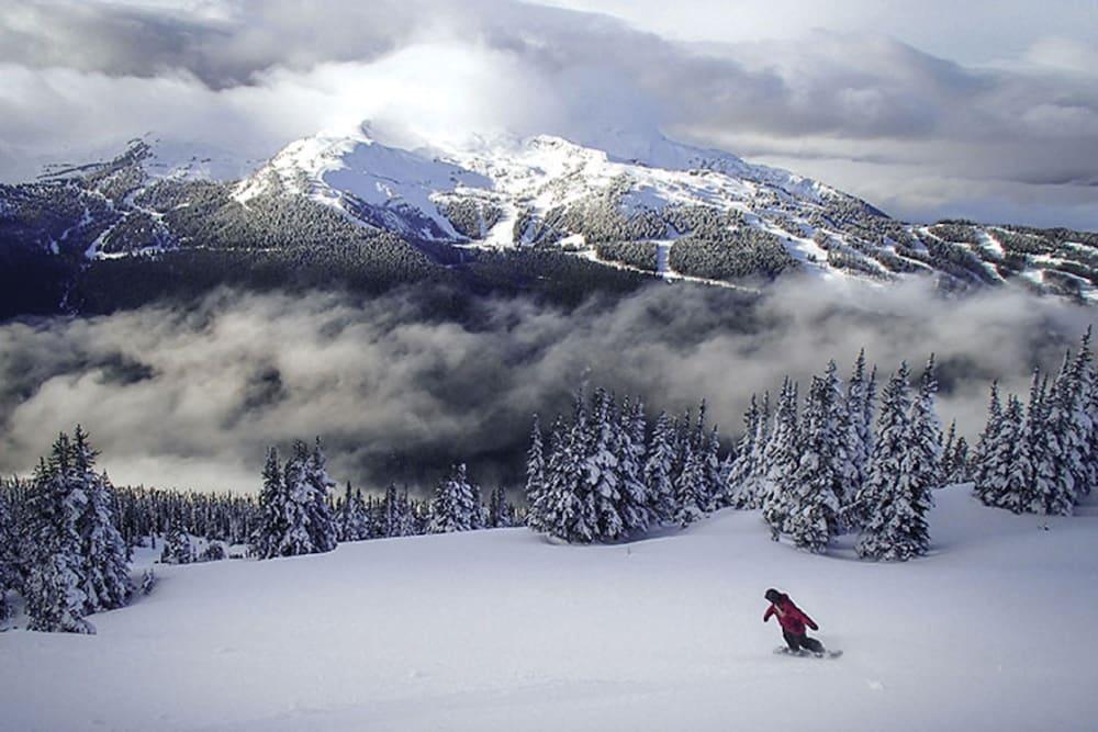 Whistler Village Inn & Suites Exteriör bild