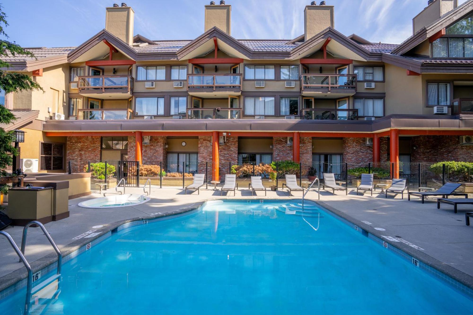 Whistler Village Inn & Suites Exteriör bild