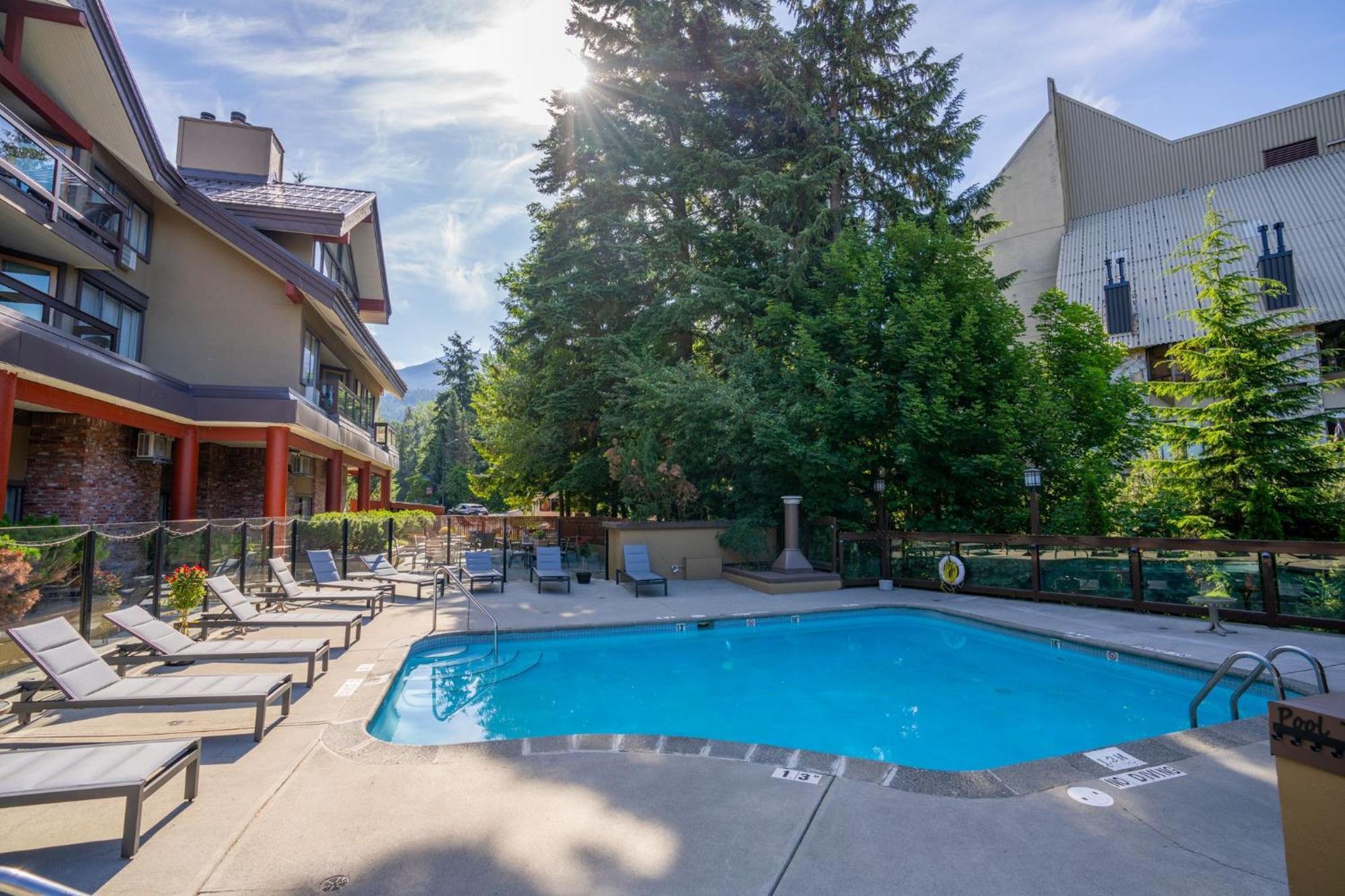 Whistler Village Inn & Suites Exteriör bild