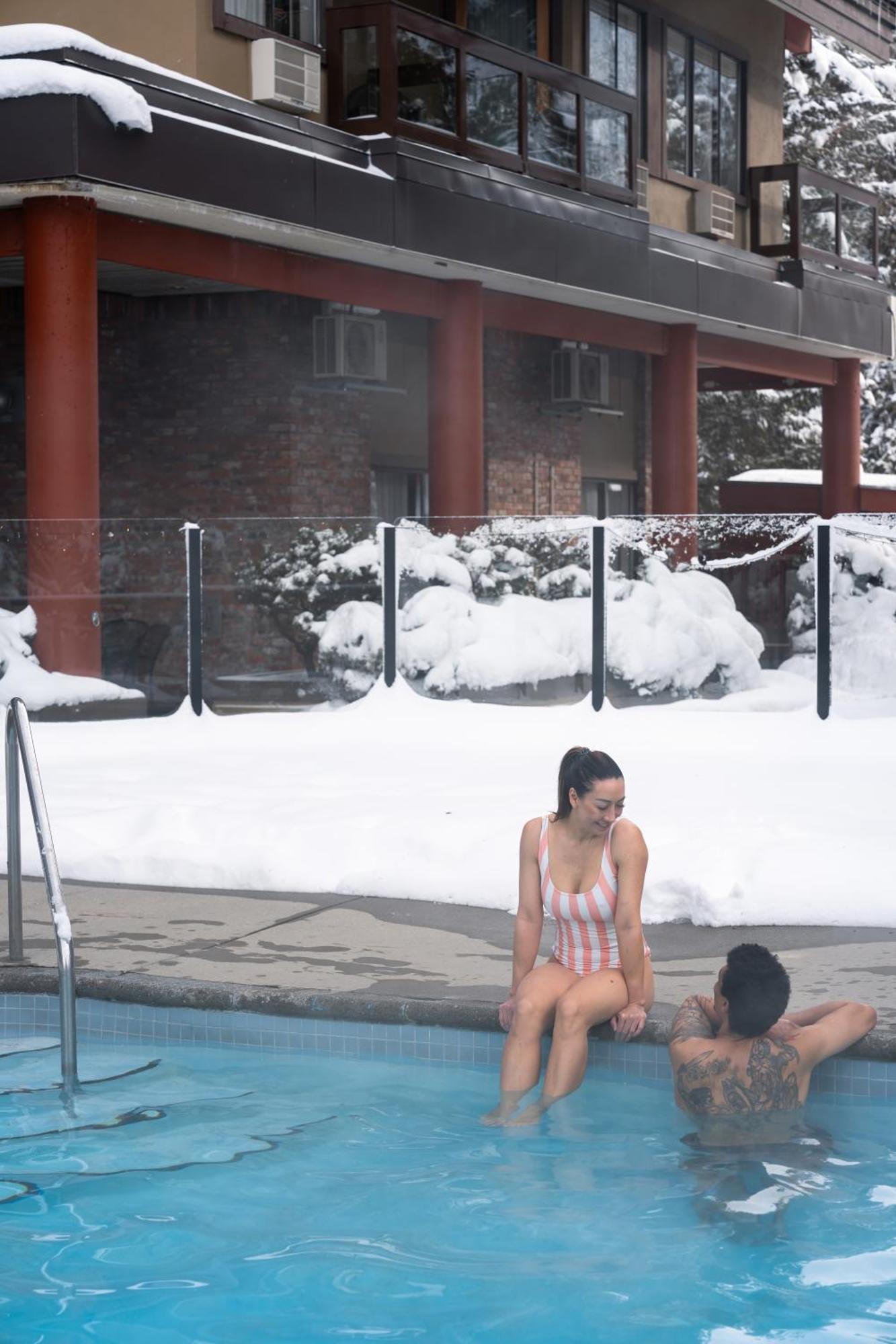 Whistler Village Inn & Suites Exteriör bild